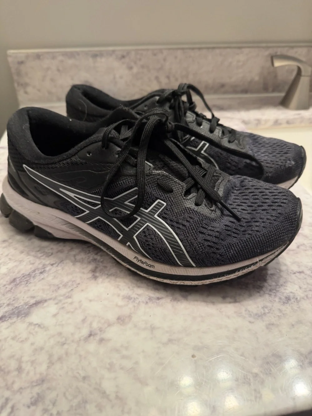 ASICS Black and White GT-1000 flyte foam 8.5 shoes